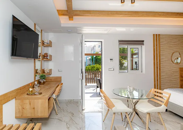 My Savvas Inn Charaki